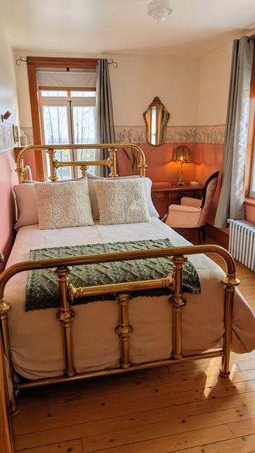 Chambre aux Tulipes (lit double et évier)