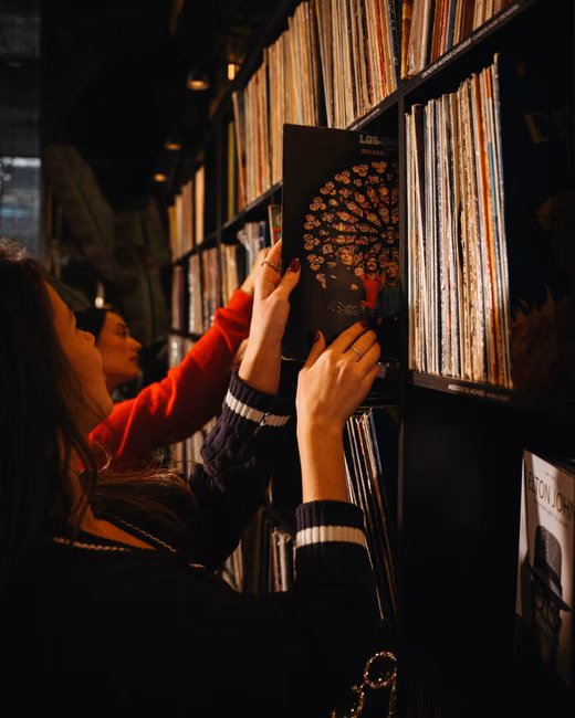 Bar à Vinyles - W Montréal - Plus de 3 000 vinyles