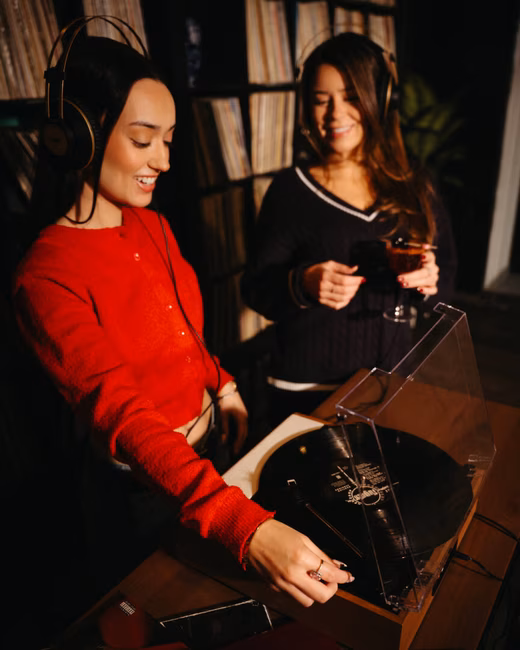 Bar à Vinyles - W Montréal - Stations d'écoute