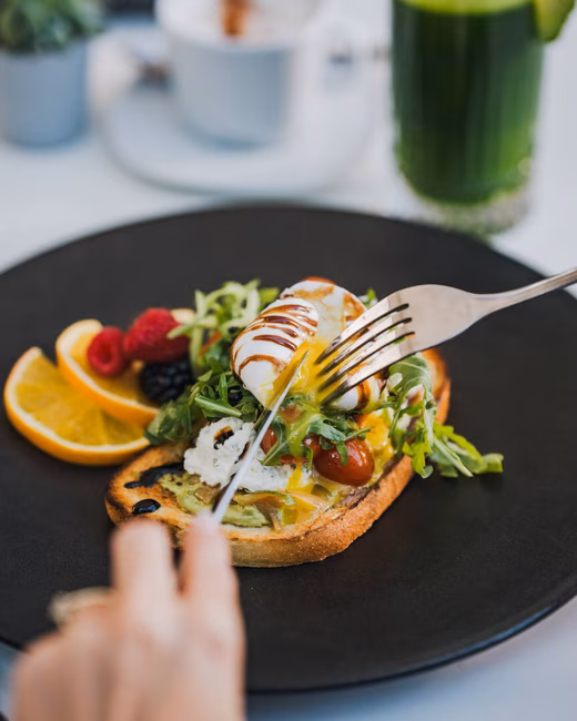 Restaurant Éclipse - Tartine d'avocat avec oeuf poché