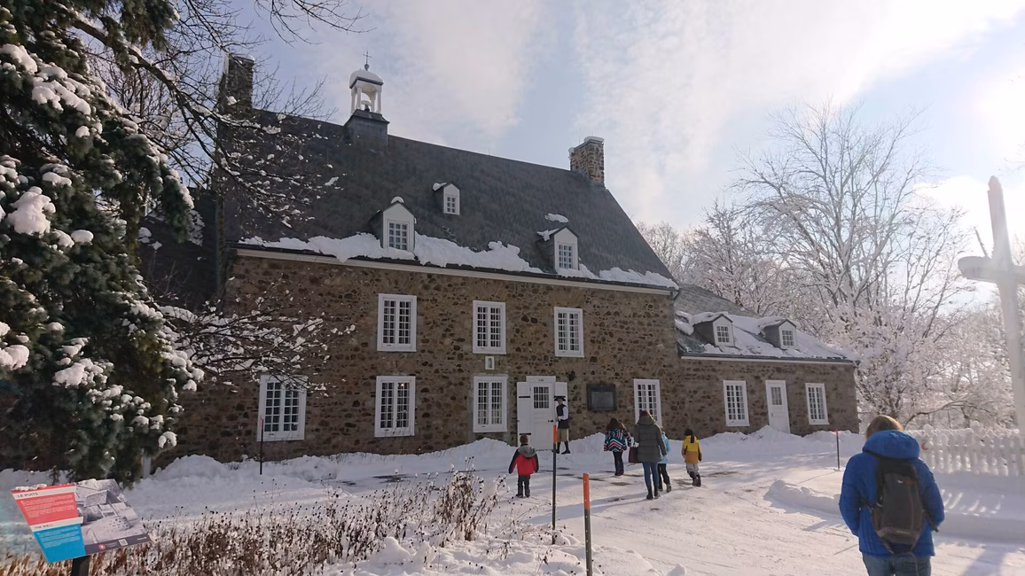 La relâche à la Maison Saint-Gabriel : jeu extérieur avec les enfants