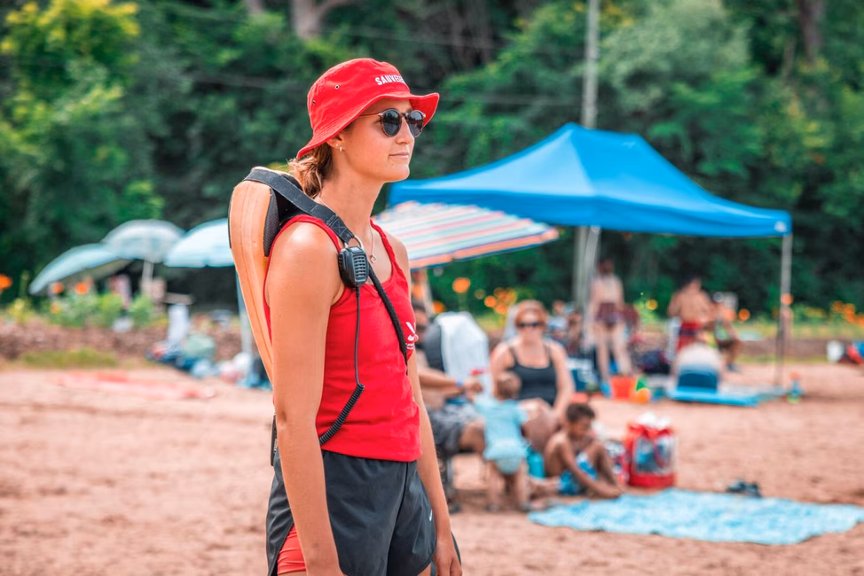 Plage surveillée par une équipe de sauveteurs aguerris