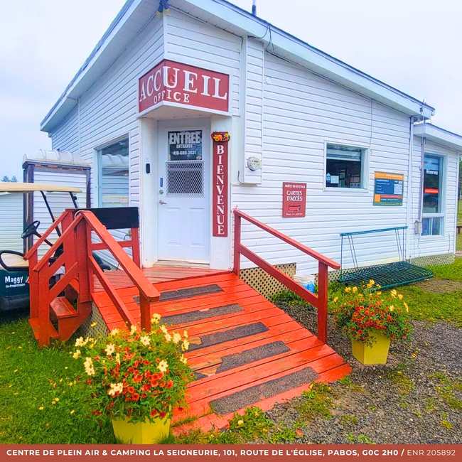 Accueil du Camping La Seigneurie – Pabos, Gaspésie