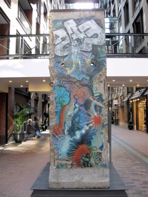 Centre de commerce mondial de Montréal / Mur de Berlin
