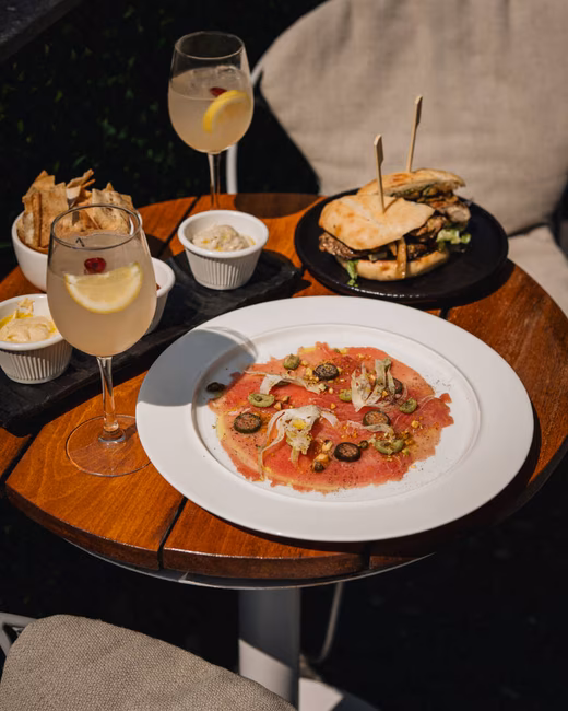 Terrasse Belvu - Carpaccio de thon, burger de poulet,trempettes et sangria