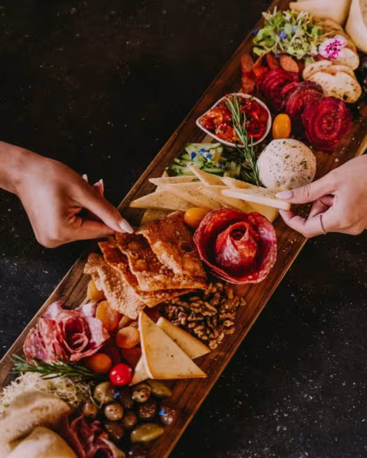 Plateau de fromages québécois et charcuteries