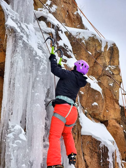 la liberte nord-sud_montreal_escalade de glace_grimpeuse en action 1