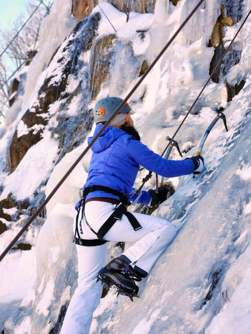 la liberte nord-sud_montreal_escalade de glace_grimpeuse en action 2