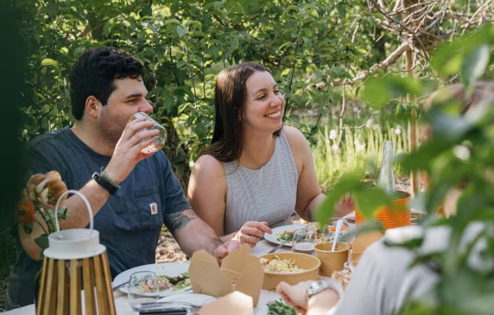 Tablée dans les vergers