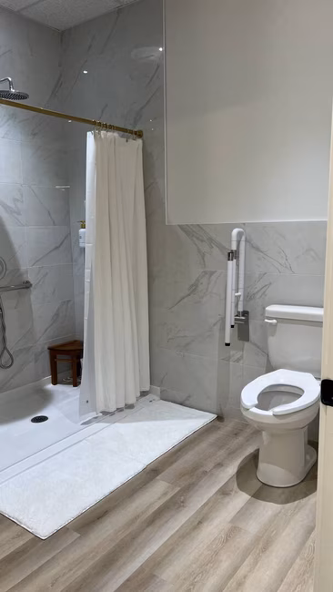 Grande douche avec toilette