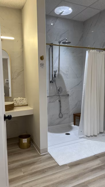 Grande douche avec toilette