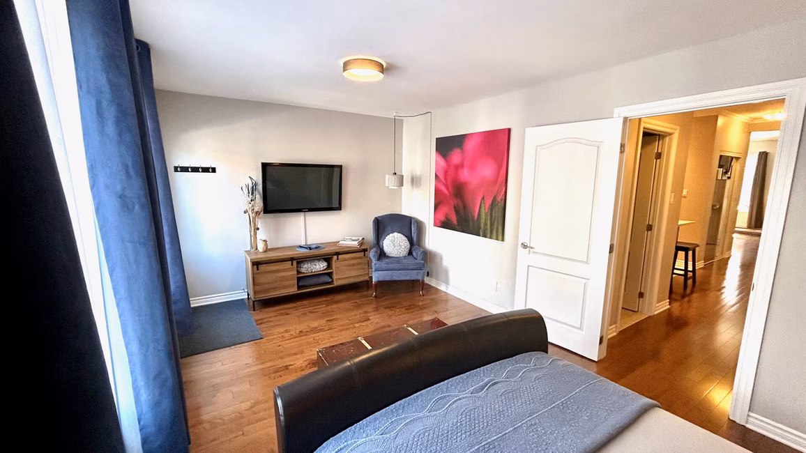 Chambre principale avec télé