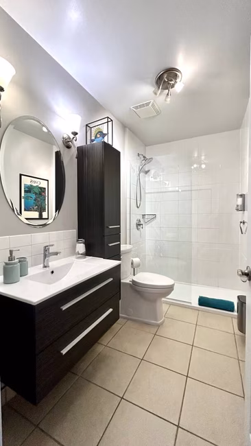 Salle de bain avec douche à l'italienne