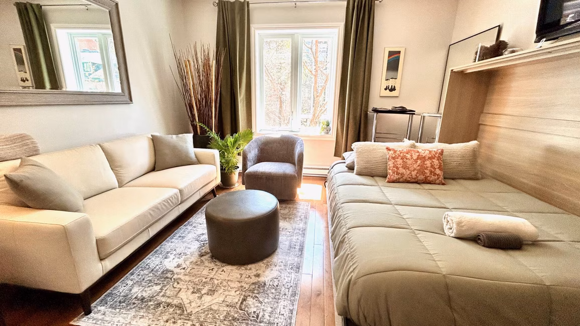 Salon transformé en 2e chambre fermée avec lit double