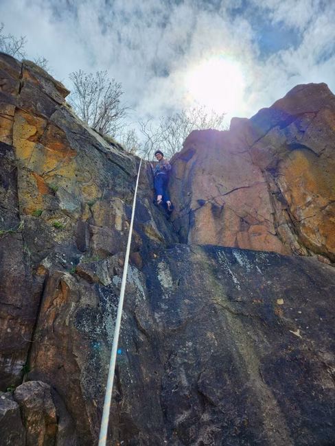 la liberte nord-sud_montreal_escalade de rocher_grimpeur en haut