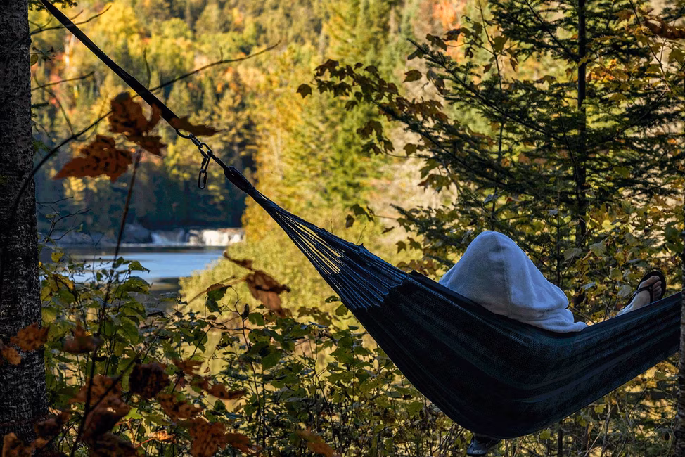 Belvedère de relaxation avec hamacs et vue sur la chute
