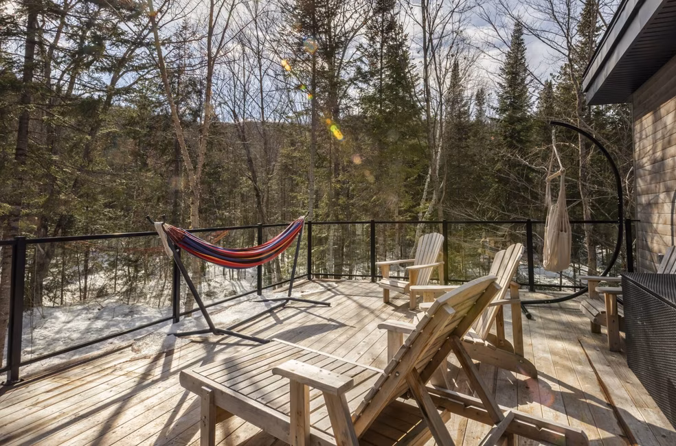 Grande terrasse de relaxation avec hamacs