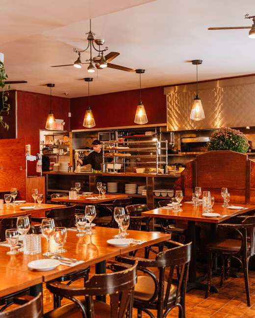 Restaurant La Raclette – La cuisine en action, vue de la salle à manger