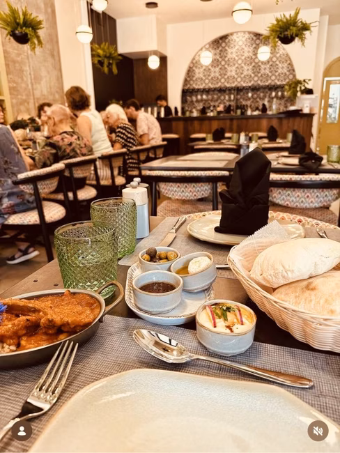 Bayrut - Table à l'intérieur
