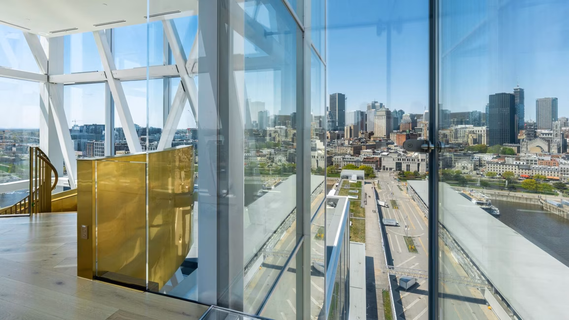 Tour du Port de Montréal - Du haut du grand escalier
