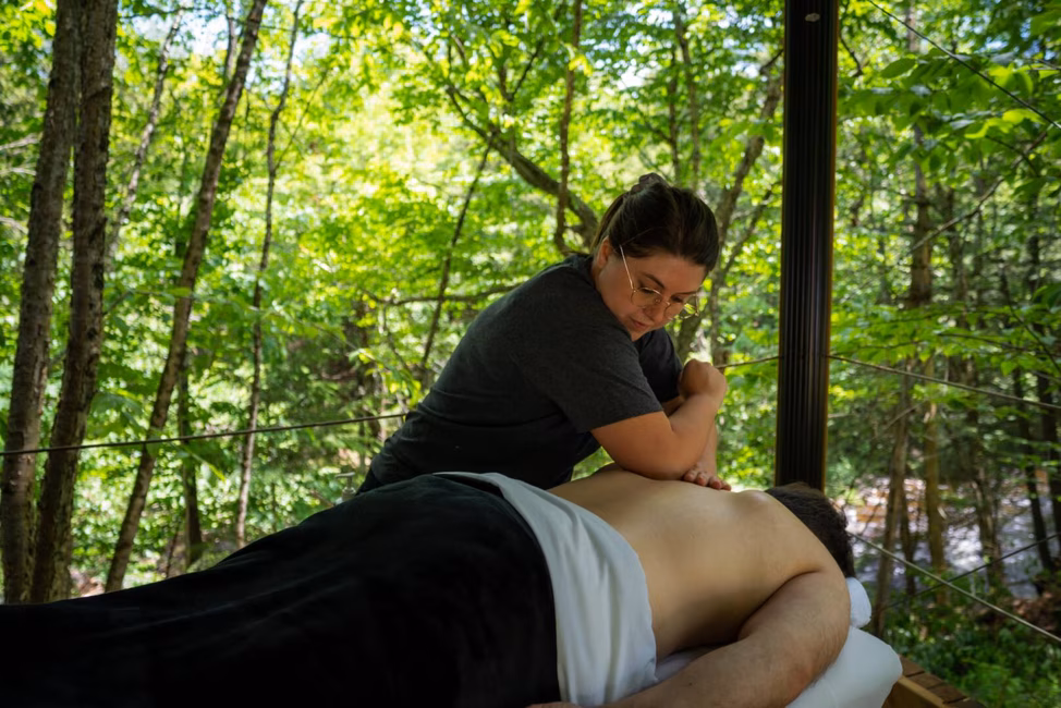 Massage sous chapiteau en été au Spa Bolton