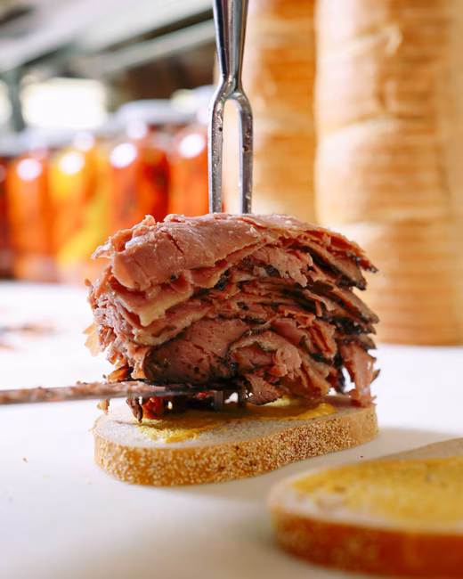 Reuben's, Le Deli & Steakhouse de Montréal - Smoked Meat