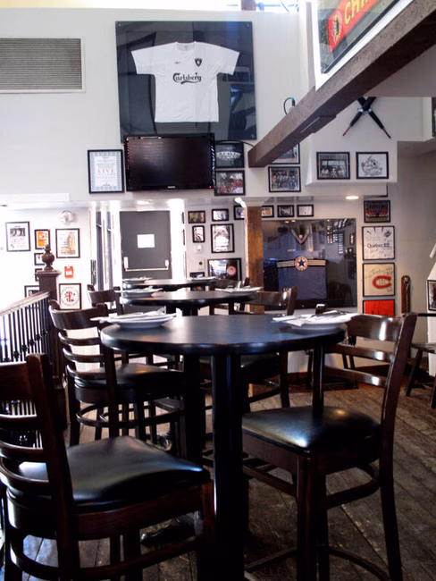 Pub Burgundy Lion - Tables
