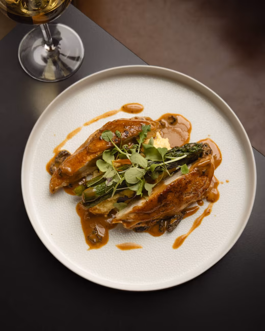 Suprême de volaille farcie au homard, polenta crémeuse et asperges, sauce aux morilles 