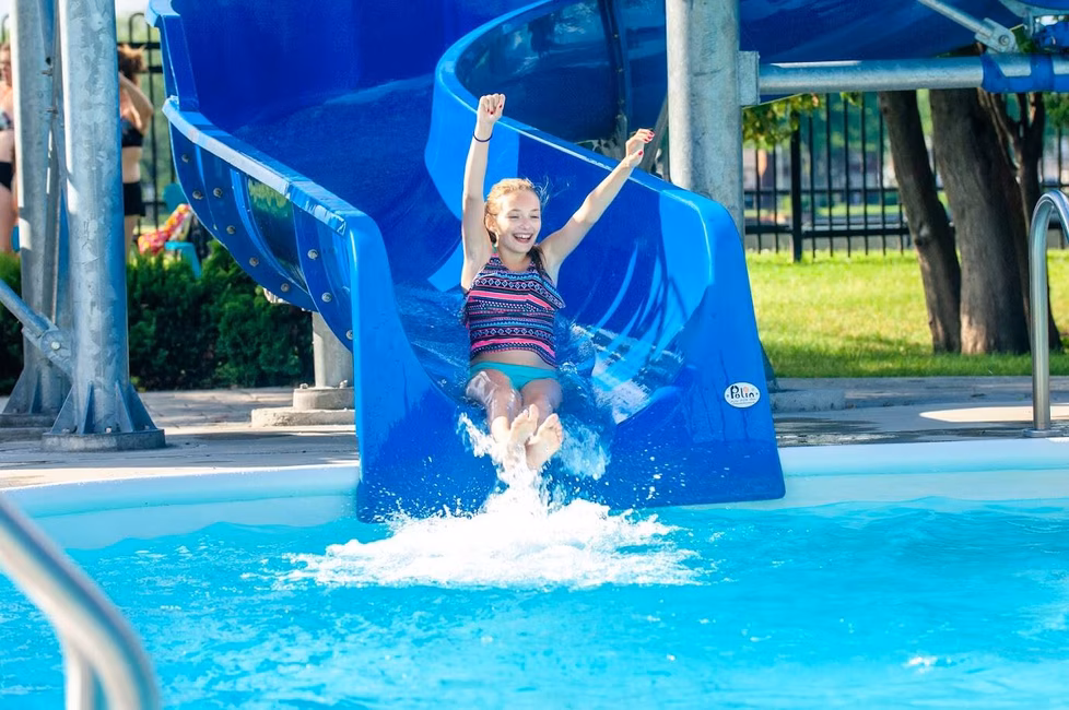 Glissade du complexe aquatique du parc Delpha-Sauvé