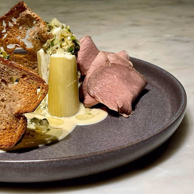 Jambon de cerf et poirreaux vinaigrette