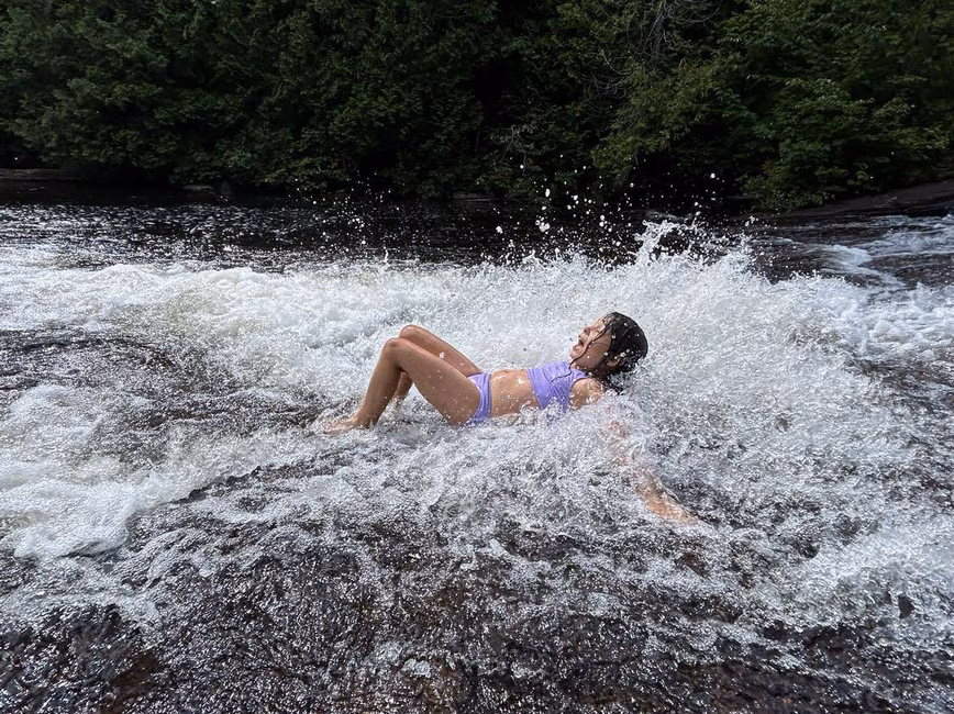 baignade dans les galets de la chute du diable -sentier national de la mauricie