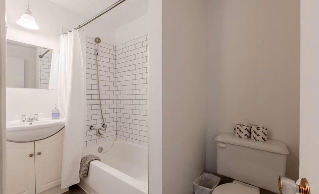 Suite familiale à deux chambres doubles - Salle de bain privée