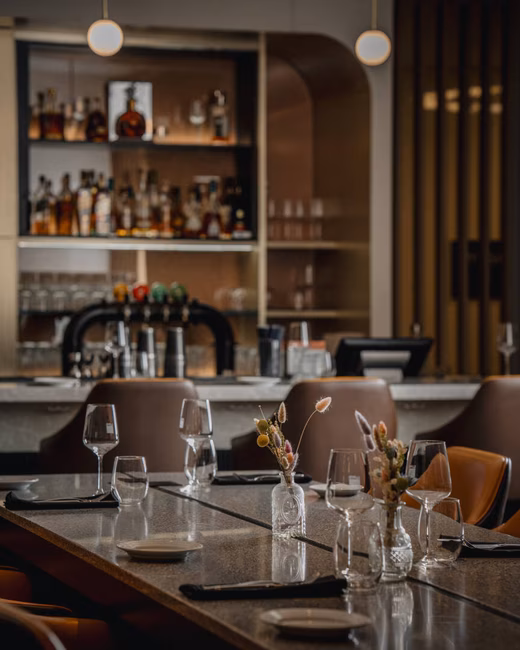 Lloyd - Table section bar