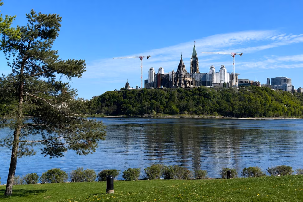 Une vue imprenable sur la Colline du Parlement depuis les pistes cyclables de Gatineau