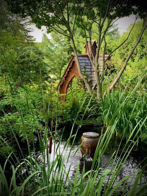 L'Urne déversoire; vu du jardins des Hélébores