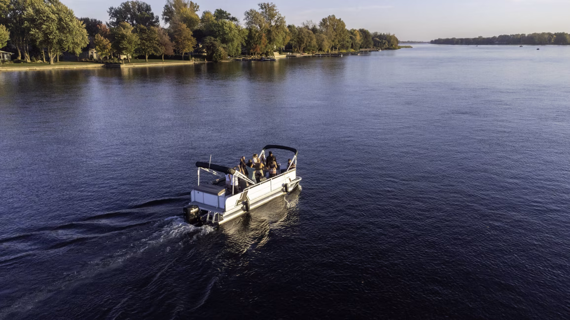 Location de ponton flottant sur la rivière Richelieu