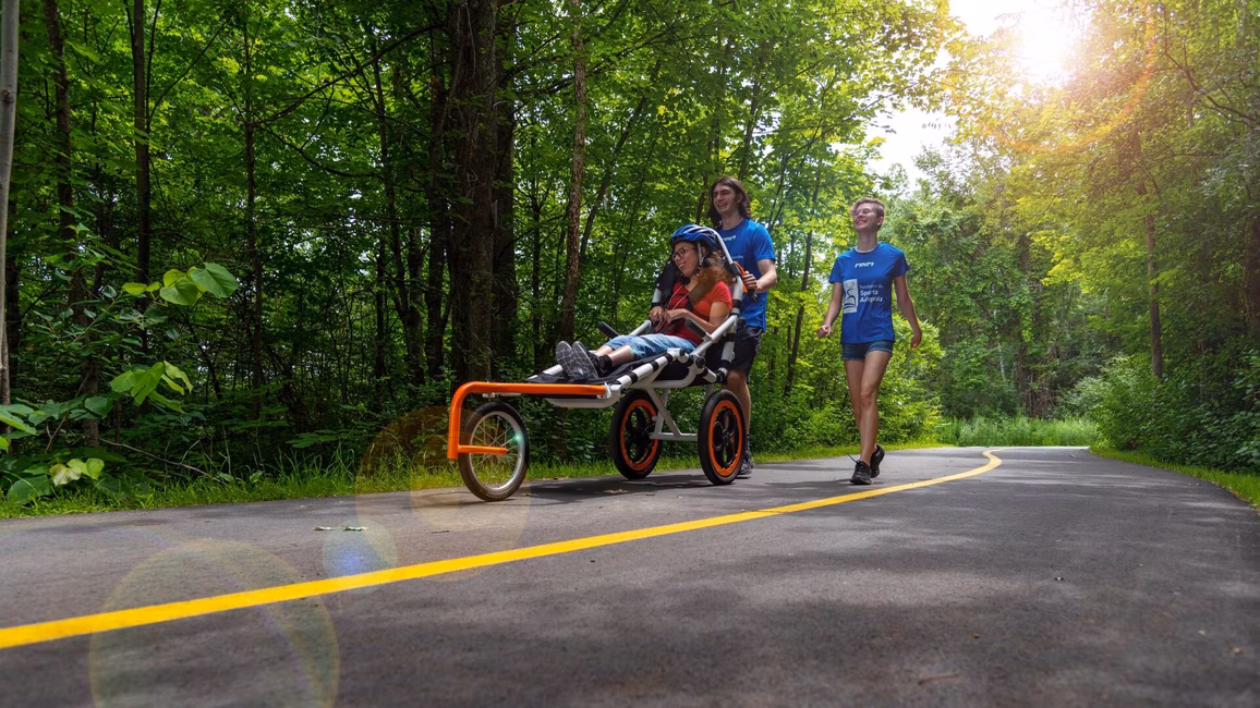 Sentier accessible et asphalté au parc de la Gatineau