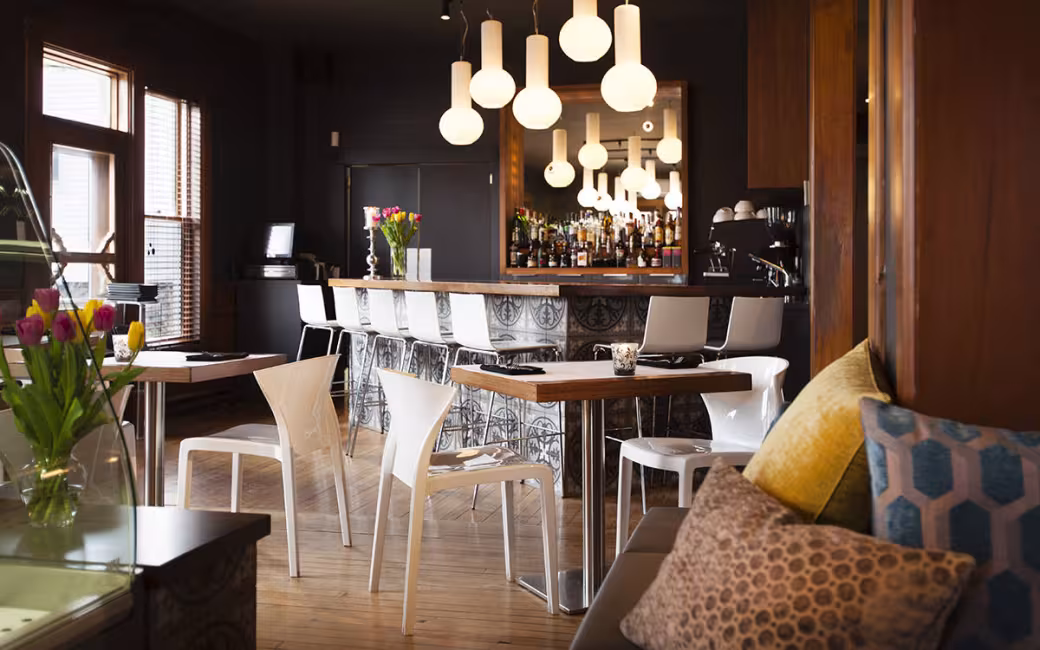 Le Pleasant Hôtel & Café